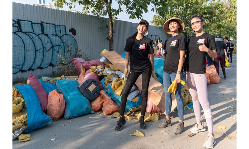 H'Hen Niê, Hoàng Thùy, Mâu Thủy chung tay dọn rác, tuyên truyền ý thức bảo vệ môi trường